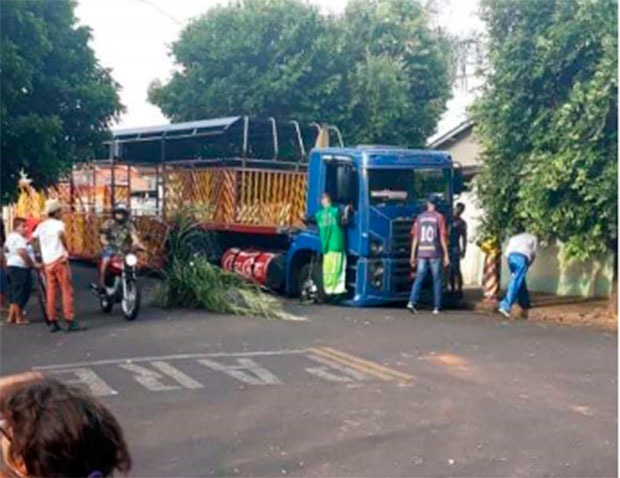 Carreta afunda em buraco no asfalto do Jardim Jaçanã