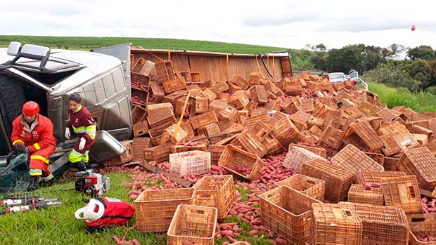 Caminhão carregado com batata-doce tomba em rodovia de Botucatu