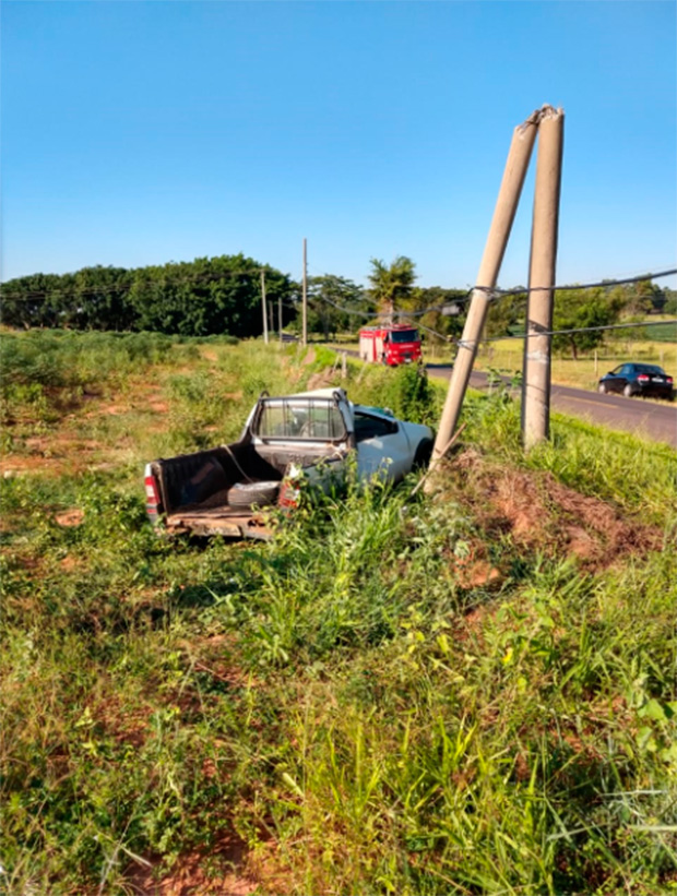 Homem fica gravemente ferido após colidir contra poste na Rodovia que liga Herculândia a Queiroz