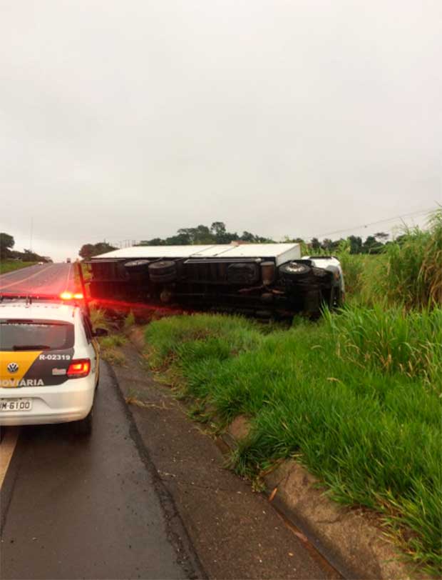 Caminhão tomba na SP - 294, entre Herculândia x Íacri