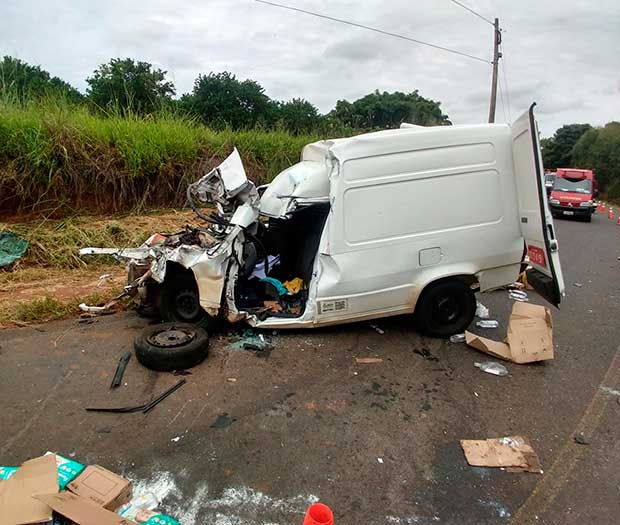 Motorista morre em acidente entre carro e caminhão em Itápolis