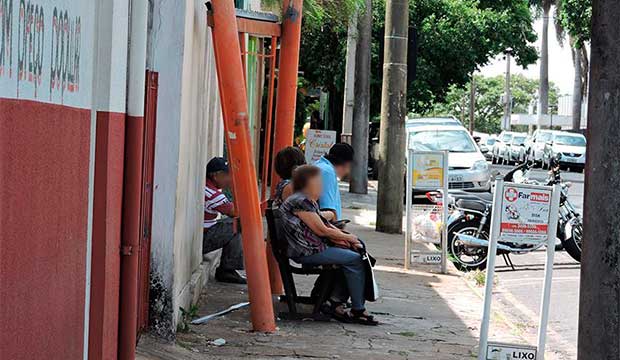 Passageiros continuam sofrendo com pontos de ônibus