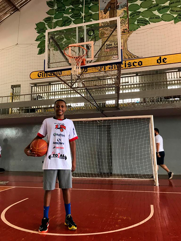 Tupãense de 15 anos é promessa do basquete em Santa Catarina