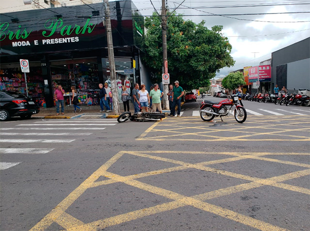 Acidente entre motocicletas deixa duas pessoas feridas no centro de Tupã