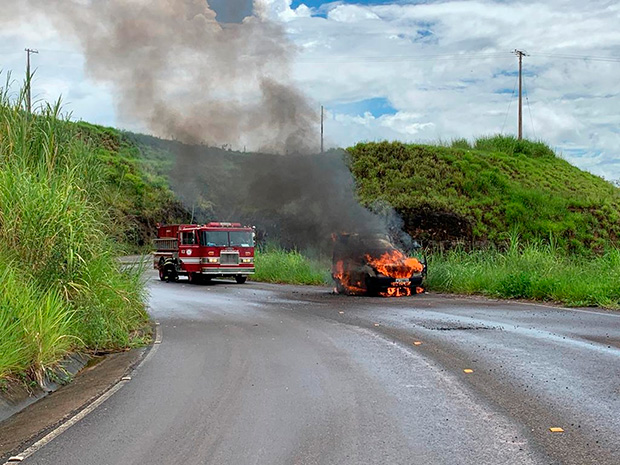 Carro pega fogo e fica destruído em acesso à rodovia de Garça