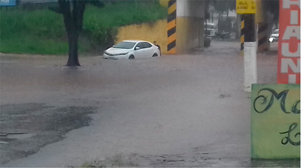 Chuva forte causa alagamento e deixa carro ilhado em rua de Tupã