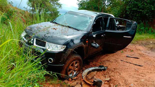 Motorista de caminhonete perde o controle e cai em estrada vicinal