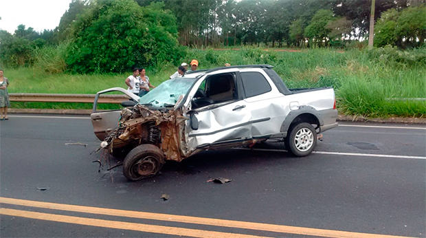 Motorista é arremessado de veículo em grave batida frontal próximo AABB