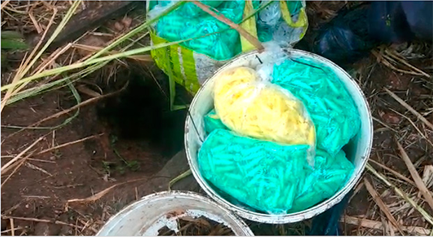 Polícia apreende pinos de cocaína escondidos em buraco no chão em Marília