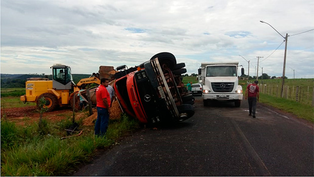 Caminhão carregado com grãos tomba na vicinal que liga Quintana ao pesqueiro