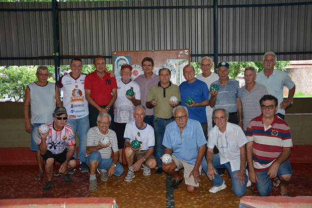 Cancha do Santa Adélia recebe novo equipamento para jogos de bocha