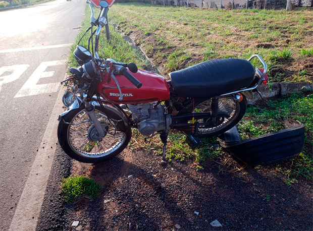 Carro e moto se envolvem em acidente no trevo do 3º Distrito