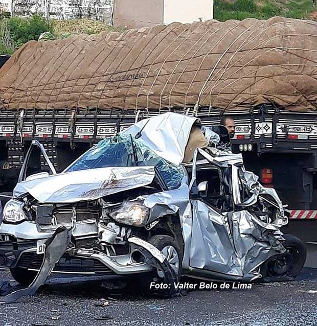 Engavetamento com quatro veículos deixa feridos e causa congestionamento em rodovia