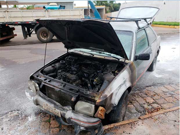 Carro pega fogo no centro de Tupã