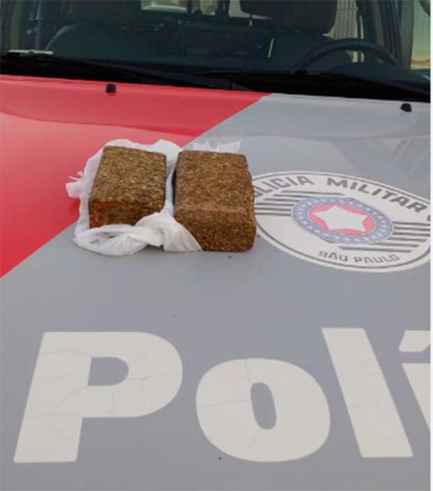PM prende membro de facção com dois tijolos de maconha em Tupã