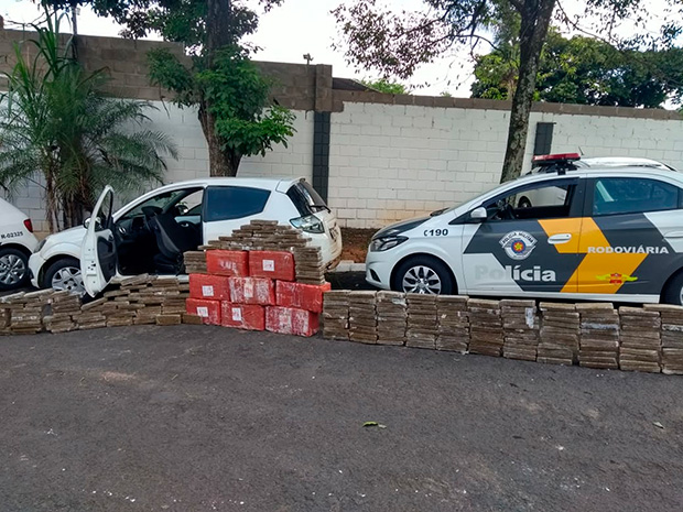 Polícia Rodoviária apreende carro com tijolos de maconha em rodovia de Marília