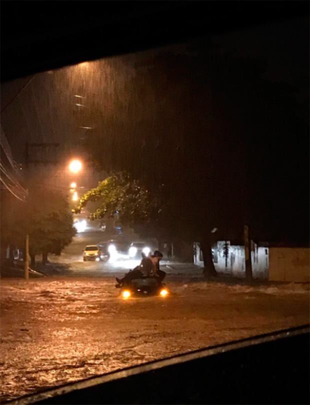 Chuva forte deixa ruas alagadas e assusta moradores de Tupã