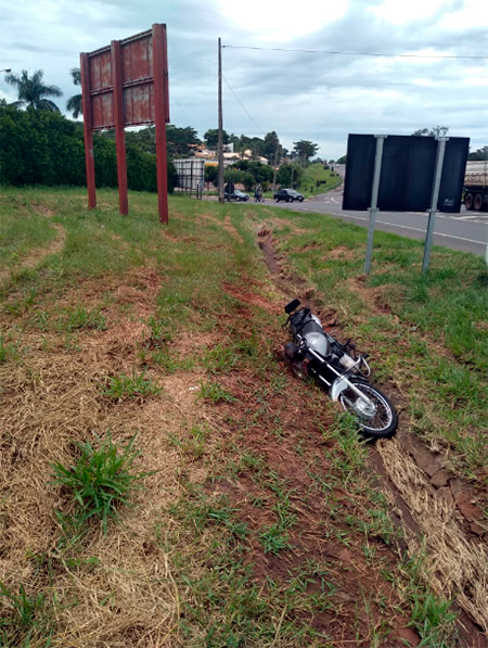 Motociclista perde o controle e cai no acostamento da SP 294