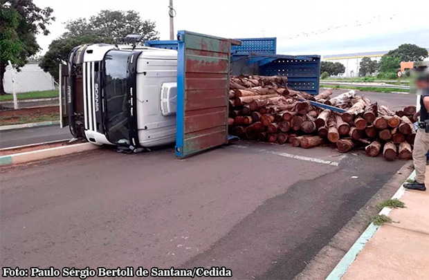 Carreta bitrem tomba e espalha toras de madeira por avenida em Rancharia