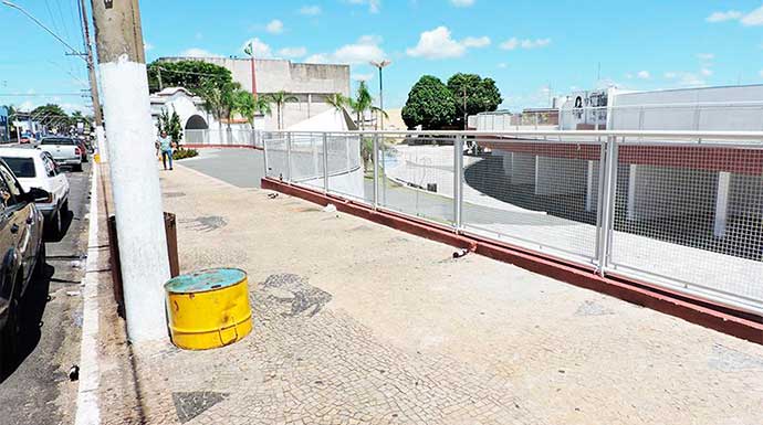 Praça do Estádio vira ponto de encontro de jovens