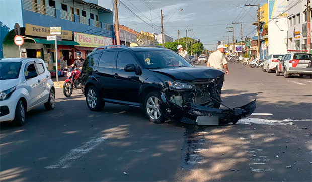 Veículo de luxo se envolve em acidente no centro de Tupã