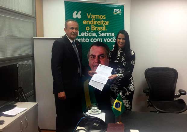 Vereador entrega pedidos em prol de Tupã durante a cerimônia de posse de Deputados