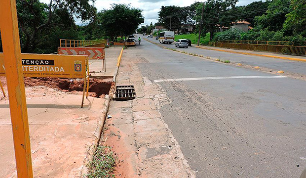 Parte da estrutura da ponte da baixada da Tamoios fica danificada após chuvas