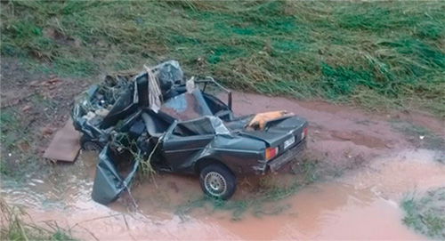 Bombeiros reforçam buscas por serralheiro que teve carro arrastado em enxurrada no interior de SP