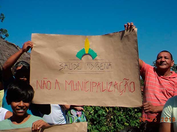 Indígenas protestam em frente ao posto de saúde da aldeia em Arco-Íris