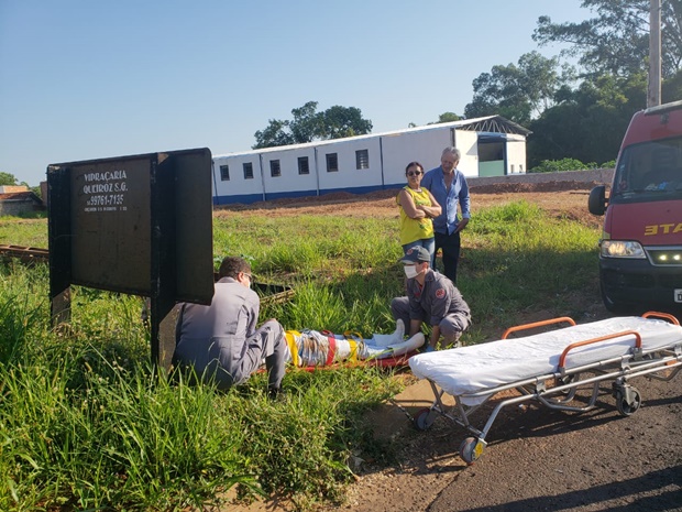 Motociclista fica ferido ao tentar ultrapassar pela direita na vicinal Tupã/Queiróz