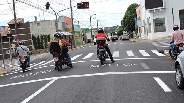 Ruas recebem área de espera para motos