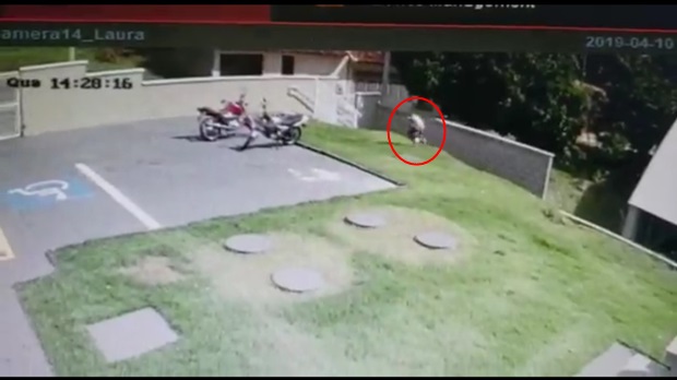 Ladrão tenta furtar gasolina de moto em creche municipal