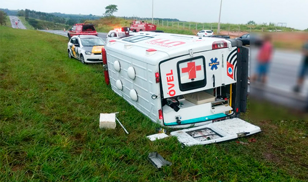 Ambulância UTI tomba e deixa cinco feridos na rodovia próximo a Herculândia