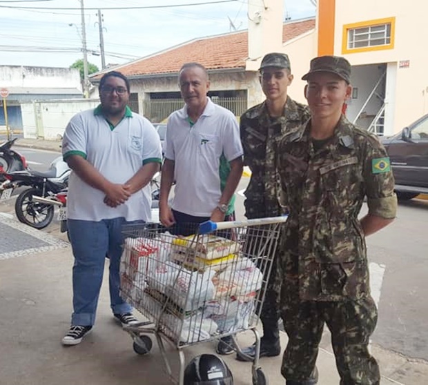 Campanha arrecadou dois mil quilos de alimentos no último sábado (13)