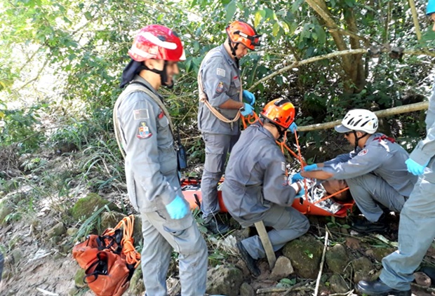 Jovem é resgatado por bombeiros após cair em penhasco de 30 metros de altura