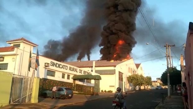 Incêndio atinge fábrica de tecidos e destrói parte de máquinas e matéria-prima em Ibitinga