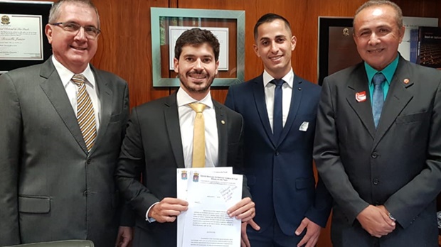 Vereador entrega Moção de Congratulações a deputado por alteração na Lei Maria da Penha