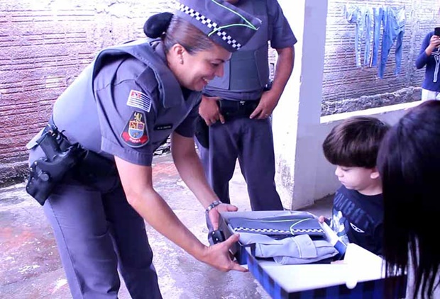 Menino de 3 anos é presenteado com farda pela Polícia Militar de Quatá