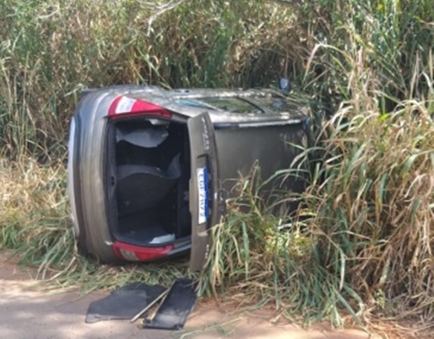 Motorista capota veículo com mais de 22 kg de maconha em vicinal em Iacri