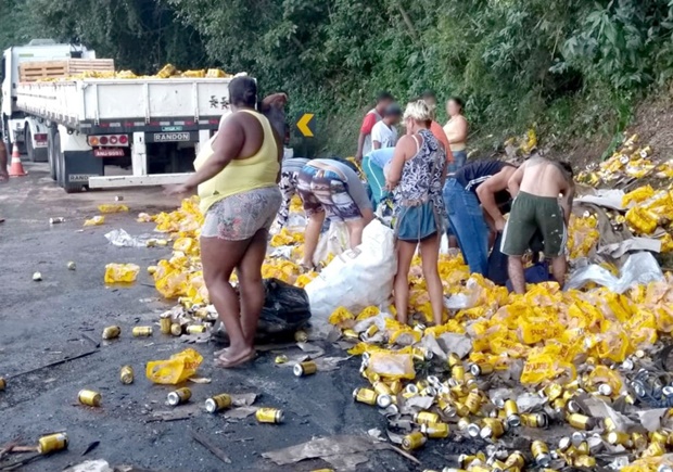 Caminhão com cerveja tomba em serra e moradores tentam saquear parte da carga