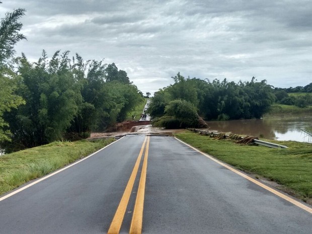 Construção da ponte sobre o Rio Iacri, na Rodovia  Miguel Gantus  em Juliânia, foi terminada