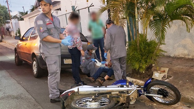 Motoqueiro fica ferido em acidente com carro no centro de Tupã