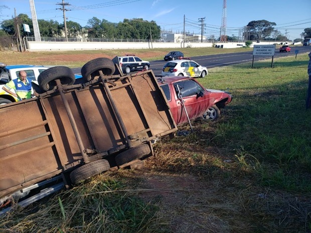 Carro com carreta acoplada tomba em rodovia de Tupã e quatro pessoas ficam feridas