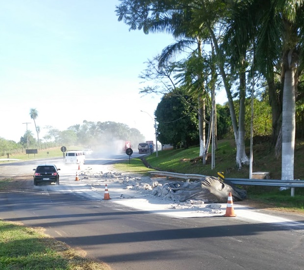 Carga de cimento se espalha na rodovia e trevo de Herculândia fica interditado