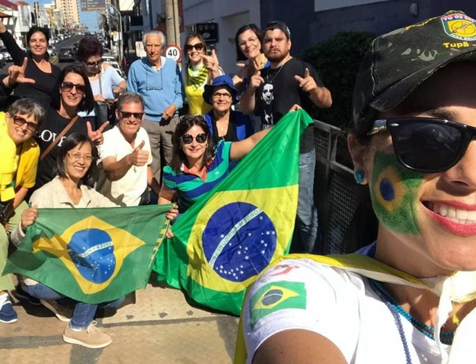 Cerca de 50 pessoas participaram da manifestação em Tupã neste domingo (26)