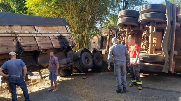 Alerta: Vicinal Tupã x Quatá está interditada devido a carreta que tombou