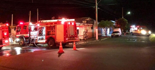 Incêndio destrói lanchonete na zona norte de Marília