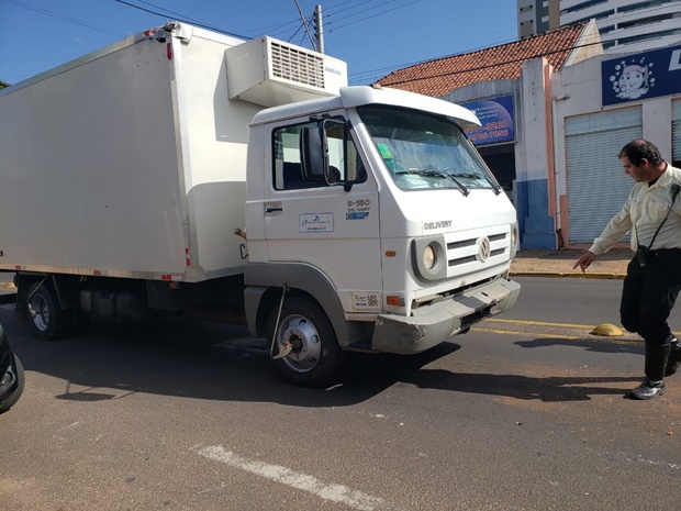 Carro freia e é atingido por caminhão na Avenida Tabajaras em Tupã