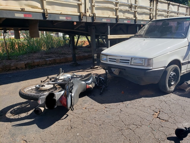 Motociclista tenta ultrapassagem e bate de frente com carro em Tupã