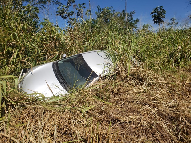 Carro vai parar em matagal após acidente na SP-383 em Queiróz